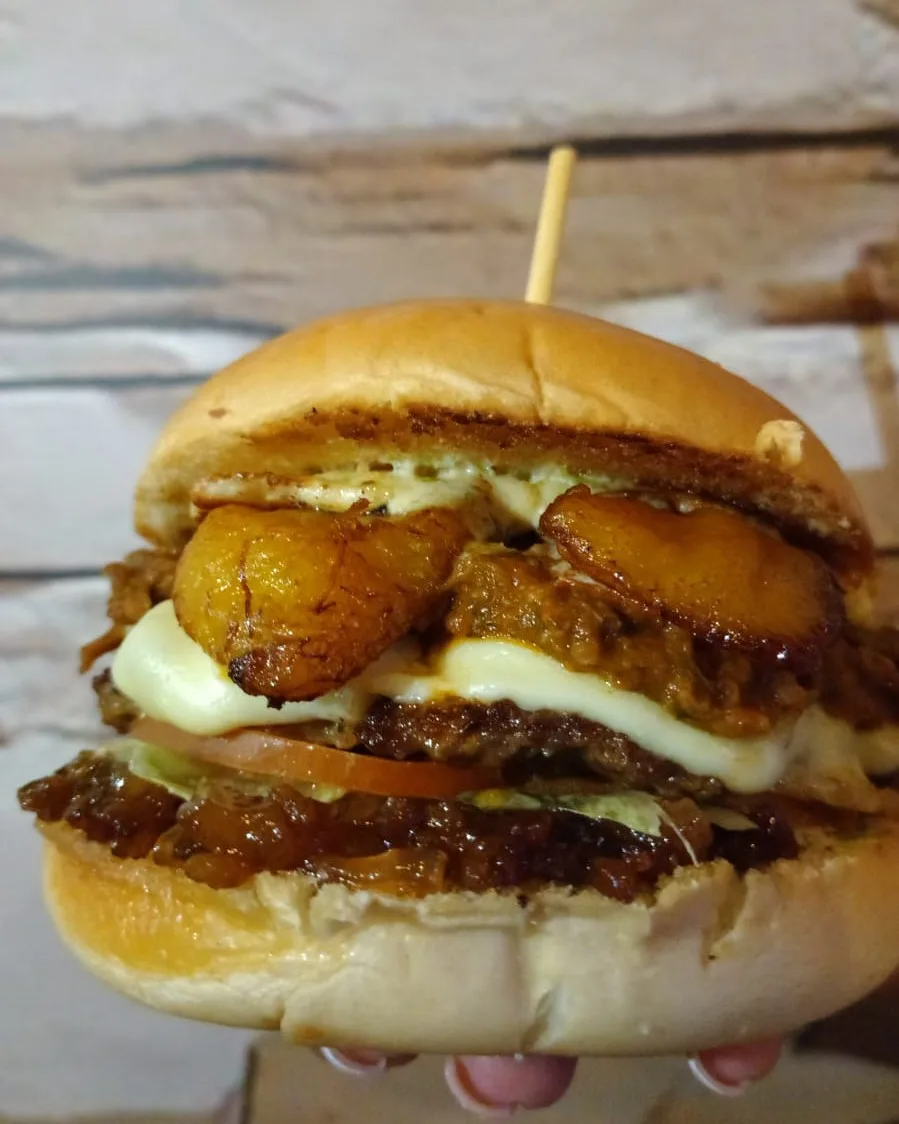 Hamburguesa con maduro