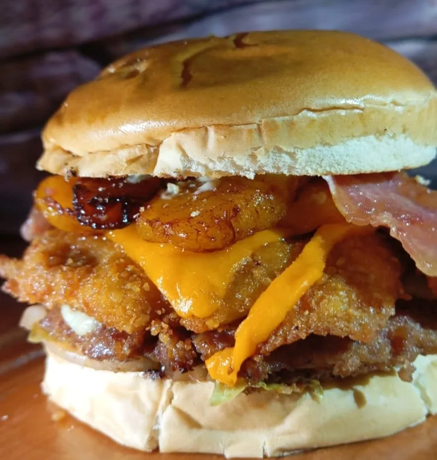 Hamburguesa con pechuga apanada