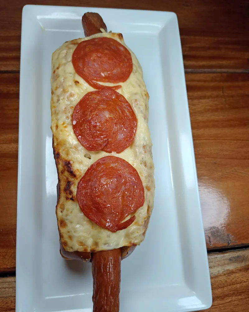 Perro caliente gratinado con pepperoni